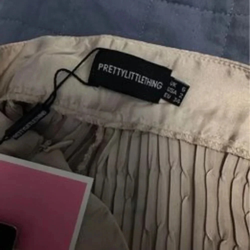 Pretty Little Thing Oatmeal shimmer Plisse Wide Leg Trousers size 2 #1033 - Picture 7 of 8